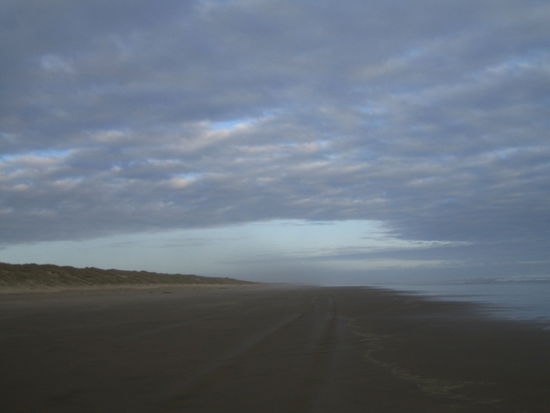 90 Mile Beach - Fahrt mit dem Allrad Wagen über den Strand, immer auf der Hut vor den Gezeiten (wo schon manch Tourist in die Falle geriet und sein Auto in den Fluten untergehen sah)
