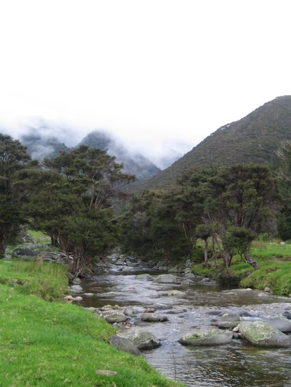 Der Fluß, über den wir drüber mussten und der mir zum Verhängnis wurde. Gottseidank blieb die Kamera über Wasser.