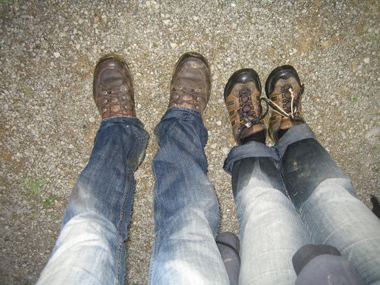Beide naß. Nicht ganz trocken den Fluß überquerrt. Die Schuhe brauchten ewig zum Trocknen. Zumindest ist die Kamera nicht ins Wasser gerutscht.