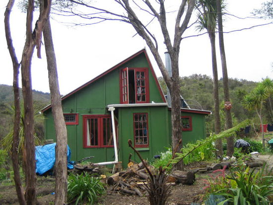 Das Haus von Wayne seiner Lebensgefährtin. Wo die blaue Folie liegt, bauten wir ne neue Veranda - mit Beton und allem was dazu gehört.