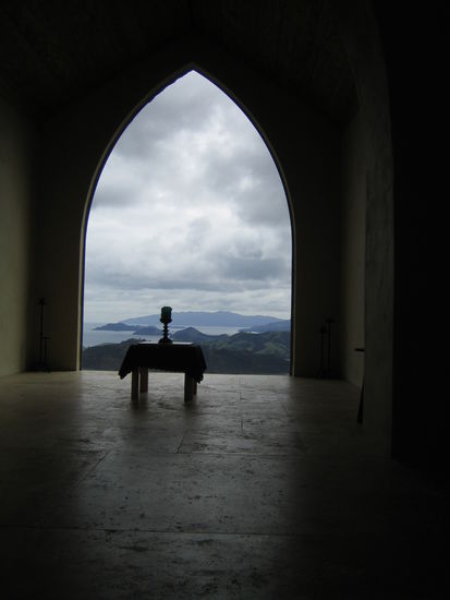 Die Kapelle. Ein magischer Ort, an dem ich oft mit Zyril (einem 72-jährigen Neuseeländer und mit seiner Lebensweise ein großes Vorbild für mich) Mantras gesungen habe. Oder einfach nur den Sonnenuntergang über Coromandel genossen habe.