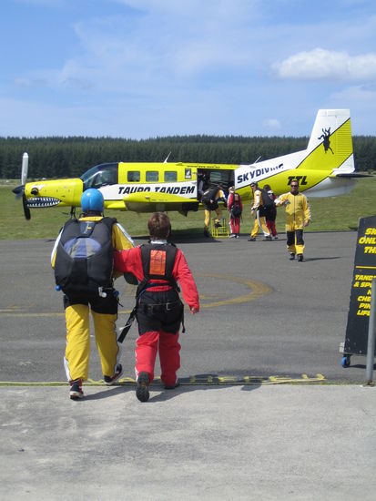 Nun gibts fast kein Zurück mehr. Mensch, waren wir eingepackt. 
Mein Body JK und ich.