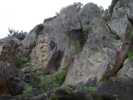 Maori Malereien, die wir bei unserer Kanu Tour auf dem Lake Taupo entdeckten.