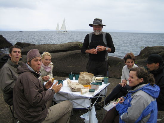 Picknick. Danach erwartet und der härteste Teil der Kanutour - eine halbe Stunde anpadeln gegen die starke Strömung und gegen den Wind, der einen ständig zurücktreibt. Sobald ich für 10 Sekunden mit dem Padeln pausiere, treibt es mich mehrere Meter zurück.