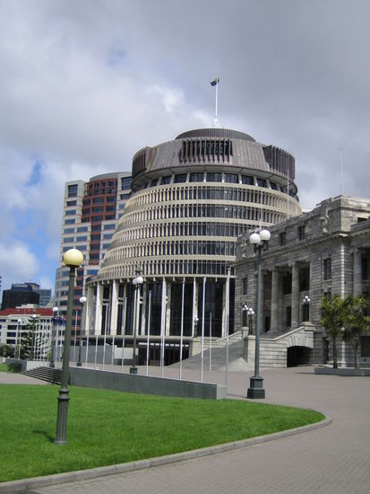 Der Bienenstock - oder Beehive. 
Das bis zum Jahr 1981 fertiggestellte "Beehive" (deutsch: Bienenstock), in dem sich die Büros der Regierung befinden, wurde schnell ein Wahrzeichen der Stadt.