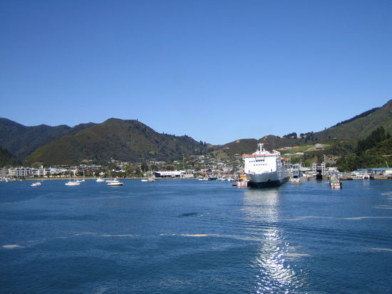 Einfahrt in Picton: der Hafen mit einer Interislander Fähre