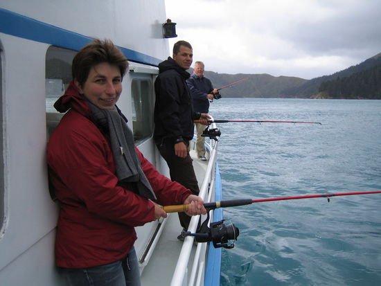 Geduldig beim Angeln in den Malborough Sounds. Nette Truppe auf unserem Boot, so dass wir uns abends gleich nochmal treffen wollten und uns entschlossen, unsere Fänge zusammen zuzubereiten und zu verspeisen.