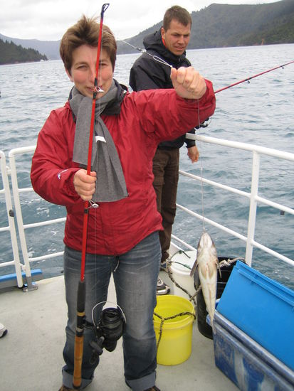 Ich erfolgreich beim Angeln. Dabei kann ich Fische doch garnicht anfassen und hab Schiss, wenn sie zappeln. Wie kommt der jetzt von der Angel runter??? Hiiilllffffeeeee...