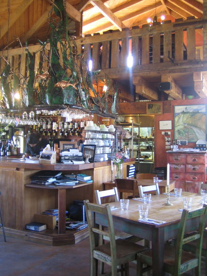 Innen schön gemütlich. Ich saß oben auf der Galerie. Für den Balkon war's zu windig...