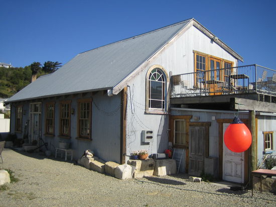 Das Cafe von außen, echt uhrig, müßt ihr mal langschlendern. Mit Boot im Garten und Anker an der Tür.