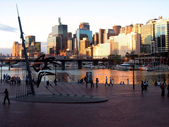 Cockle Bay Wharf at Darling Harbour. Cockle Bay is a small bay in inner-city Sydney. Dort gibt es viele Restaurants und Caffees entlang der Promenade.