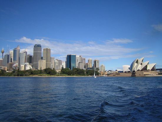 Blick von der Faehre auf Skyline und Opera