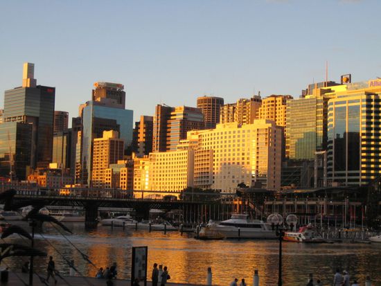 Sonnenuntergang am Cockle Bay Wharf, ist immer schon sehr frueh hier -- um 17.30 Uhr ist es zapfenduster.