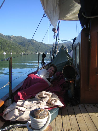 Mein Nachtquartier, Erwachen am Morgen. Bei frischer Luft auf dem Deck geschlafen, wofür ich sehr dankbar war. Unter Deck roch es nach Diesel und die andern hatten alle Wanzen bekommen. Ich nicht.