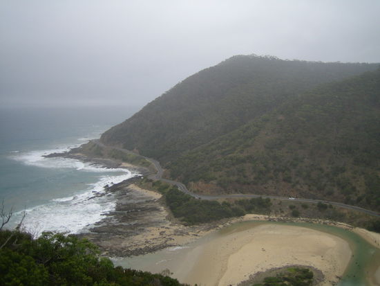 Leider zogen dann viele Wolken und auch Nieselregen auf. Blick vom Aussichtspunkt auf die Great Ocean Road.