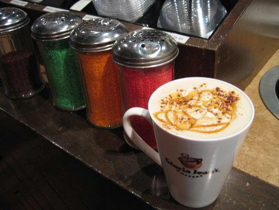 mein Chai Latte - schon immer mein Lieblingstee, aufgeschaeumte Milch, darin kommt ein auf schwarzem Tee basierender Gewuerztee mit Anis, Zimt, Nelken und Ingwer usw. und das ganze wird mit Honig gesuesst.