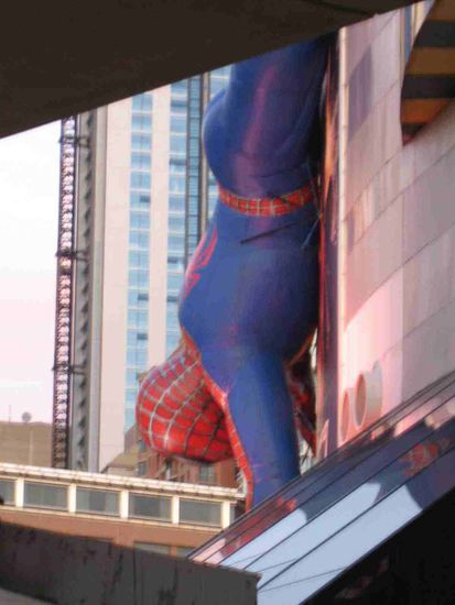 Spiderman ist auch in Sydney angekommen und vollfuehrt nur fuer mein Foto einen Stunt. Spiderman III ist gerade im Kino angelaufen.