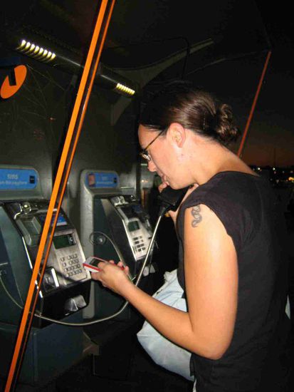 Caterine ruft Ollie an, wir wollen wenn er Feierabend hat uns alleman treffen. Wie man sieht haben wir wegen hiesiger Mobiltarife (25 cent Verbindungsgebuehr fuer jedes Gespraech plus 38 cent fuer jede 30 Sekunden) immer wieder leere SIM Karten und muessen das oeffentliche  Telefon benutzen.