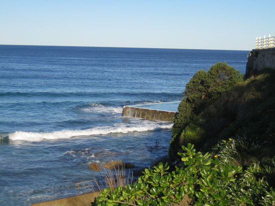 Diese Meeresbecken findet man ueberall. Hier kann man geschuetzt vor den Wellen in Ruhe vor sich in schwimmen.