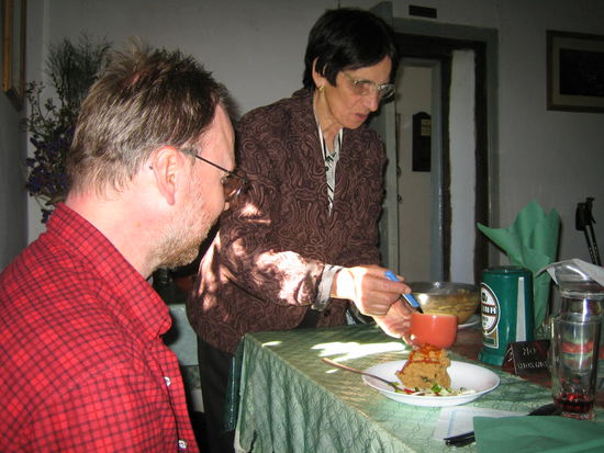 Günter wird von Doña Efigenia verköstigt