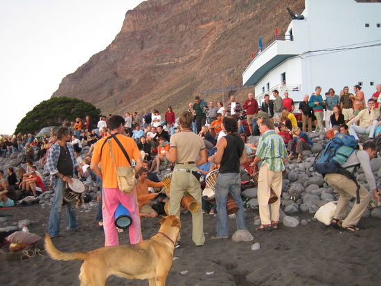 Abendliches Trommelritual beim Sonnenuntergang am Strand neben der Bar Marias.