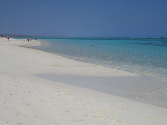 Schneeweißer nur von uns bevölkerter Strand am Coral Reef.