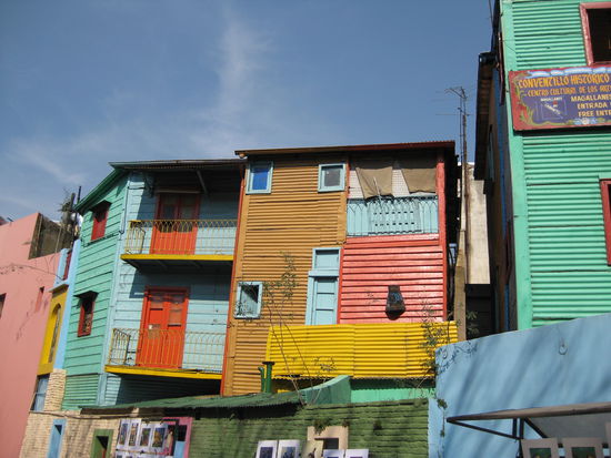 Die bunten Haeuser von La Boca. Am Tag sehr nett, nachts ein rauhes Pflaster, von dem man sich nach Eintritt der Dunkelheit fernhalten sollte.