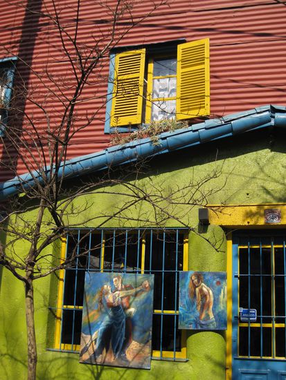 Überall tolle Tangobilder. Der Tango wurde in La Boca um 1920 geboren. Dort hatten sich viele Einwanderer niedergelassen und brachten im Tango ihre Sehnsucht nach Frauen und einem besseren Leben zum Ausdruck. Damals noch mit einer sehr frivolen Sprache.