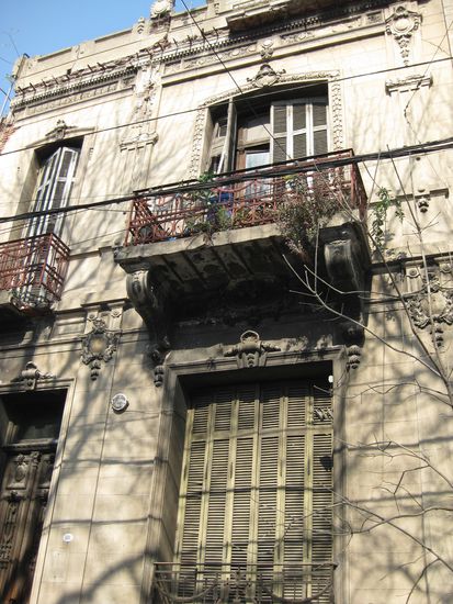 Der typische Baustil von Buenos Aires - Kolonialer Stil der prachtvollen Häuser. Auch die Fensterklappen sind ueblich.