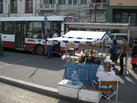Typischer Kiosk. Die Argentinier trinken immens viel Cola und Fanta. Obwohl diese teurer sind als der hiesige Wein. Schon die ganz kleinen Kinder wachsen mit sehr viel Zucker auf.