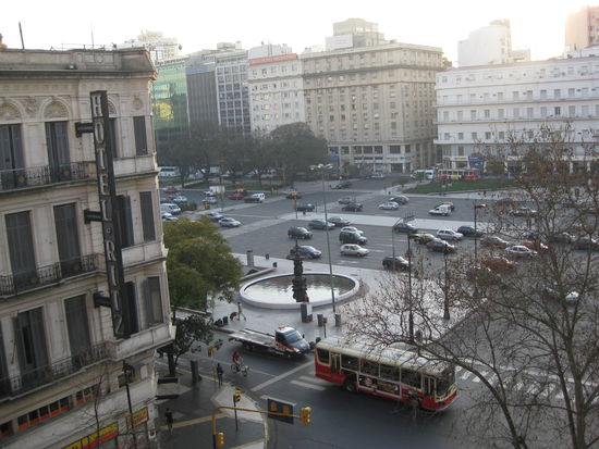 Avenida 9 de Julio (direkt neben dem Hotel)
Die breiteste Strasse der Welt: 33m breit.
Zwei mal 7 Spuren (hier auch zu erkennen) und dann außen noch zwei mal 4 Spuren. Entsprechend laut war es die ganze Nacht. Vor allem weil die Fenster hier nicht richtig schliessen und einen bröckeligen Holzrahmen haben.