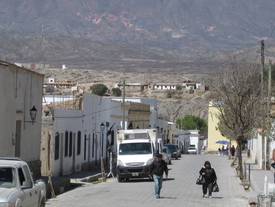 Blick in ein Gäschen von Cachi - einem eindrucksvollen aber sehr touristischen Örtchen mit ca. 1800 Einwohnern. Cachi liegt 140 km südwestlich von Salta.Hier leben wegen des angenehmen Klimas viele Künstler, die durch die Berge Inspiration für neue Vorhaben schöpfen. 
An der Plaza ist ein Kunsthandwerkermarkt mit den typischen Souvenirs - Ponchos, Schals, gestrickte Wollpullover, Mützen, Mate Gefäße, Töpferwaren.