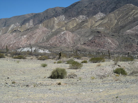 Die Farben wechseln sich immer wieder ab.  Man staunt, wie ein Felsen soviele Schattierungen haben kann.