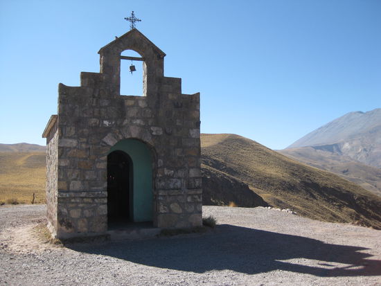 Kleine Andachtsstätte am höchsten Punkt der Strecke: 
Piedra de Molina (3348 m üdM)