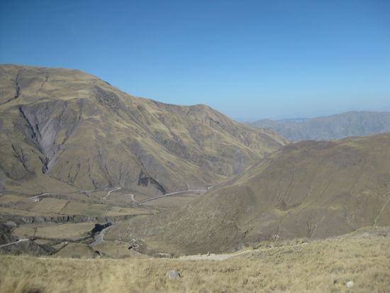 Blick zurück in die Täler, welche von schmalen Flüssen durchzogen werden