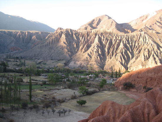 Der Berg der sieben Farben - Cerro de los Siete Colores
Kurz vor Sonnenuntergang umrundeten wir diesen wunderschönen Berg und staunten über die verschiedenen Farben und wie sie im Licht der untergehenden Sonne strahlten.