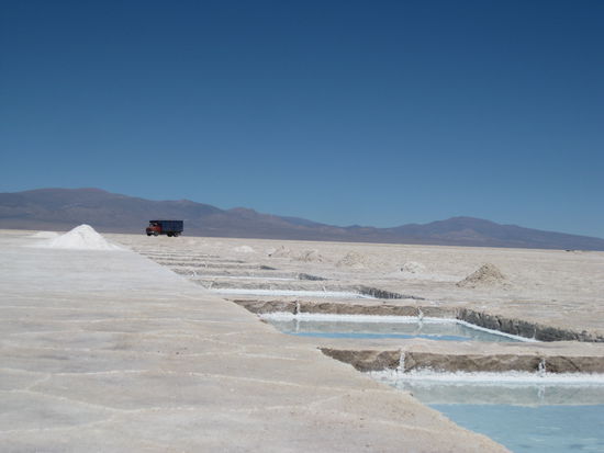 Hier sind sie. Und das sind die Löcher, aus denen das Salz gewonnen wird. Beeindruckend fand ich, dass mitten durch den Salzsee - der ja nichts als steinhartes Salz ist - eine Strasse verläuft - auf welcher sogar schwere LKWs fahren.