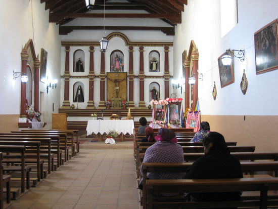 Es versammeln sich die buntgekleideten meist älteren Damen langsam für den Sonntäglichen Gottesdienst. Gerade hier im Nordwesten ist die gesamte Bevölkerung streng gläubig (katholisch).