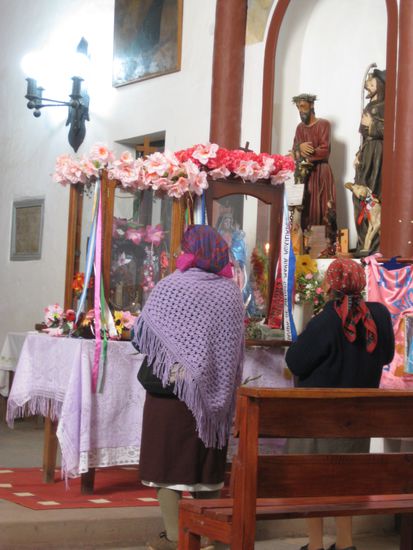 Dieser Schrein wurde am Vorabend von den Pilgerern aus den verschiedenen Städten und Dörfchen hierhergebracht. Sie zogen in einer großen Prozesion mit vielen Kapellen an uns vorbei und kauten Coca. Sie alle hatten dicke Backen und man sah ihnen die Erschöpfung nach den stundenlangen Wanderungen an. 
Jeder, der die Kirche betrat, betete andächtig vor dem Schrein und küsste die Bänder.