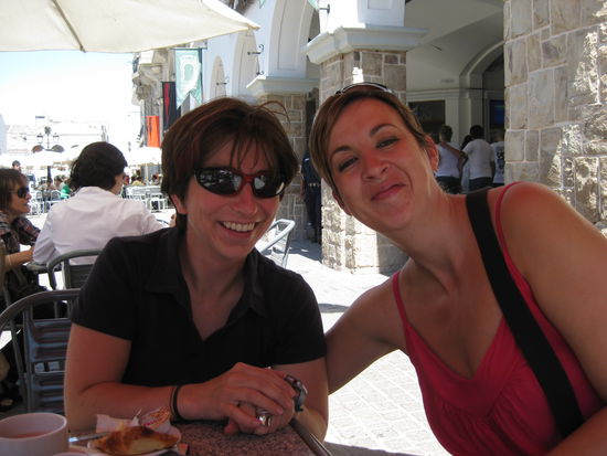 Ana und ich beim Frühstück an der Plaza. Alle 3 Minuten kam irgendjemand vorbei, der uns etwas verkaufen wollte (Schmuck, Karten, geputzte Schuhe, Feinstrumpfhosen usw. usf. 
Haben alle Händler erfolgreich abgewimmelt.