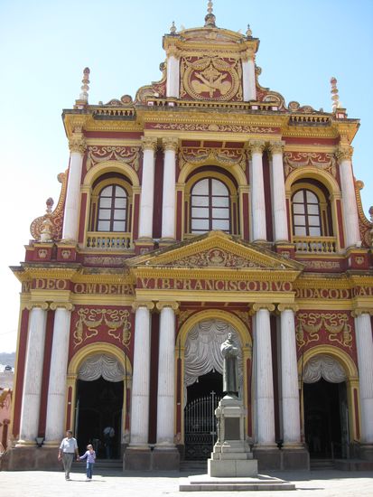 Die prunkvolle Vorderseite der Kirche San Francisco.