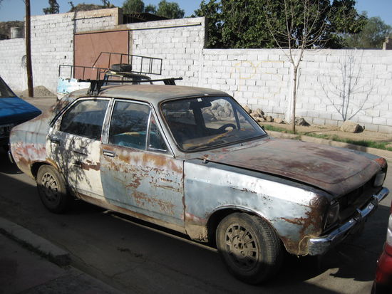 Mit diesen Autos wird hier noch gefahren. Da soll noch mal einer sagen, "Eberhard" - mein Renault 19 wäre Schrott gewesen. Der würde hier noch einige Jahre rollen. Nix da TÜV, manche Autos hier haben nicht mal Licht.