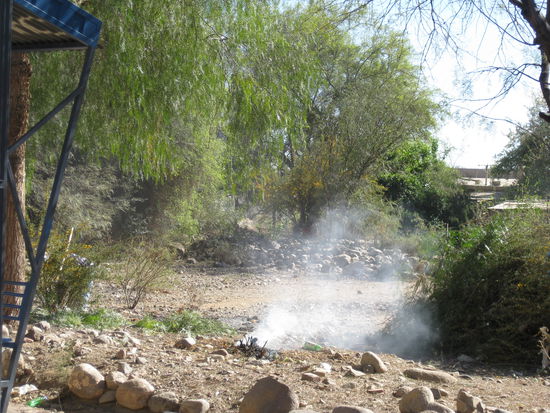 Muellverbrennung in Argentinien. Hier wird alles verbrannt - Plastikflaschen, Babywindeln, etc. 
Riecht uebel.
