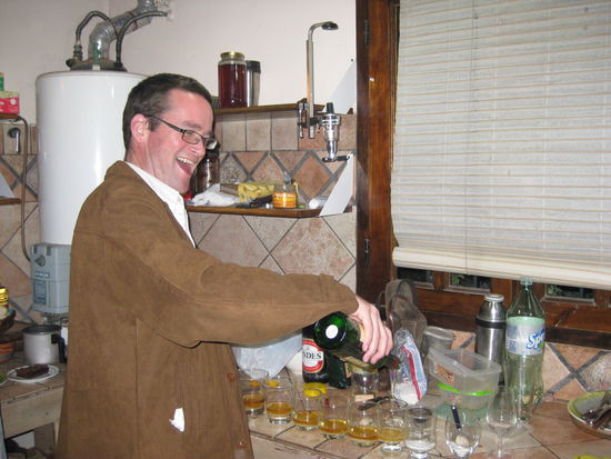 Charlie - die Irishmen - bereitet ein Irishes Nationalgetränk vor. Whiskey mit 5 Nelken in einer Zitronenscheibe, unten im Glas ist Zucker, den man dann umrührt. Das ganze wird mit heißem Wasser aufgefüllt. Tolles Wintergetränk. Kann ich ganz heiß empfehlen.