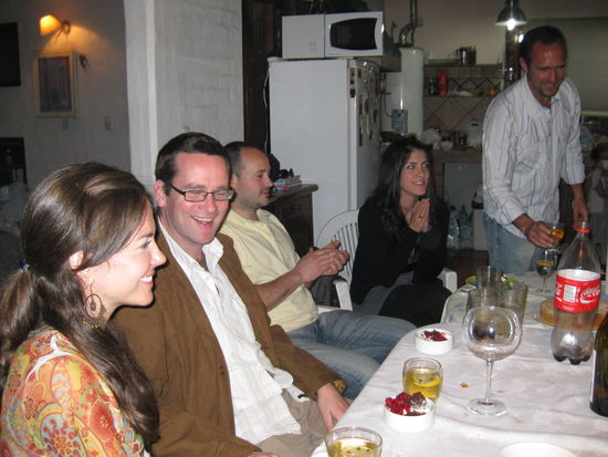 Nach Mitternacht kamen wir bei unserem ersten Nachtisch an. Brownies mit Himberren und Eis und heißer Schokolade obendrauf. Dazu "Hot Whiskey" (oder "Whiskey Caliente" - en español).