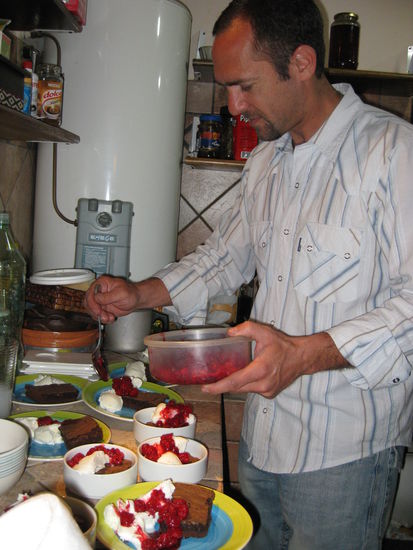 Die Männer beim Vorbereiten des Nachtisches. Lecker und voller Kalorien...