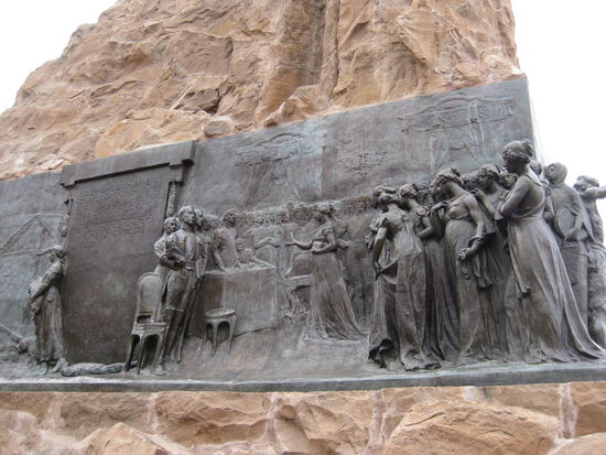 Die wohlhabenden Frauen von Mendoza spenden ihren Schmuck, damit von dem Geld Waffen hergestellt werden koennen.