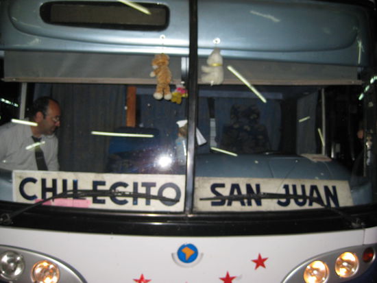 Mein Bus fuer die zehnstuendige Rueckfahrt von Mendoza nach Chilecito. Um Mitternacht gabs Abendbrot (ein Sandwich und ne Cola).