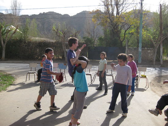 An unserem ersten Tag haben wir mit den Kids draußen verschiedene Spielchen gemacht. Kreisspiele, Abwerfen, Fangen, ...