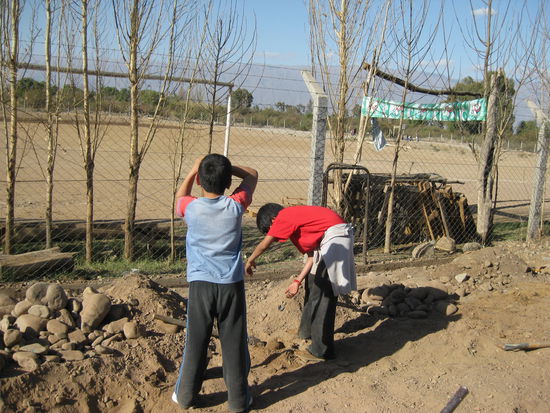 Einige Jungs kommen mit zum arbeiten am Gemüsebeet. Anfangsstadium. Viel Arbeit lag hier noch vor uns. Und die Sonne brannte.